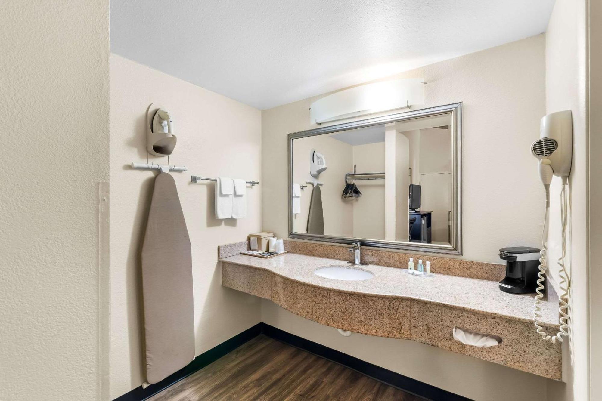 Quality Inn Tullahoma Exterior photo
